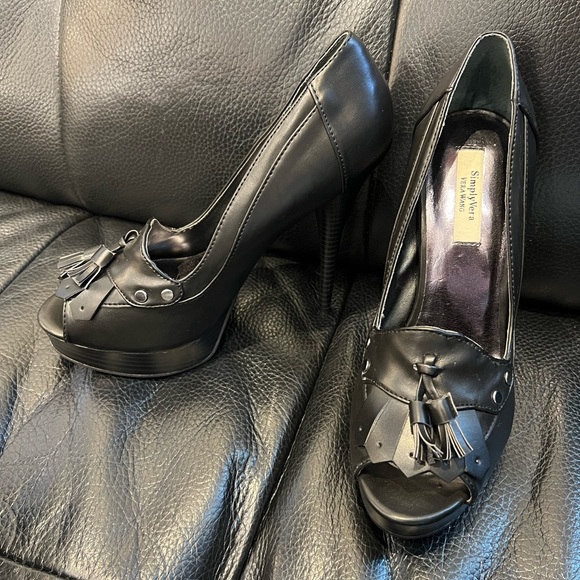 Simply Vera: Vera Wang Heels with Tassels - Picture 1 of 7